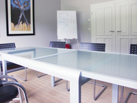 Büro - Konferenzraum mit Glastisch und Stühlen
