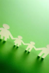 Papierschnitt Vater, Mutter und Kinder vor gr&uuml;nem Hintergrund.