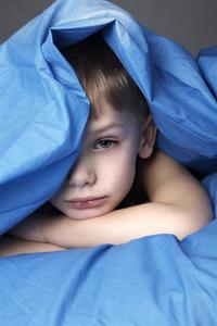 Hochsensibles Kind versteckt sich unter einer Decke