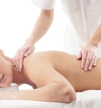 Lassen Sie sich bei einer entspannenden Rückenmassage verwöhnen. Diese Massage kann zu jeder Zeit der Schwangerschaft durchgeführt werden.