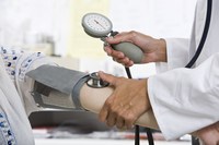 Kardiologe misst Blutdruck bei einem Patienten in der Praxis f&uuml;r Kardiologie Arolt