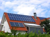 Einfamilienhaus mit Photovoltaikanlage auf dem Dach monteirt