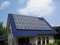 Einfamilienhaus mit Photovoltaikanlage montiert auf dem DAch